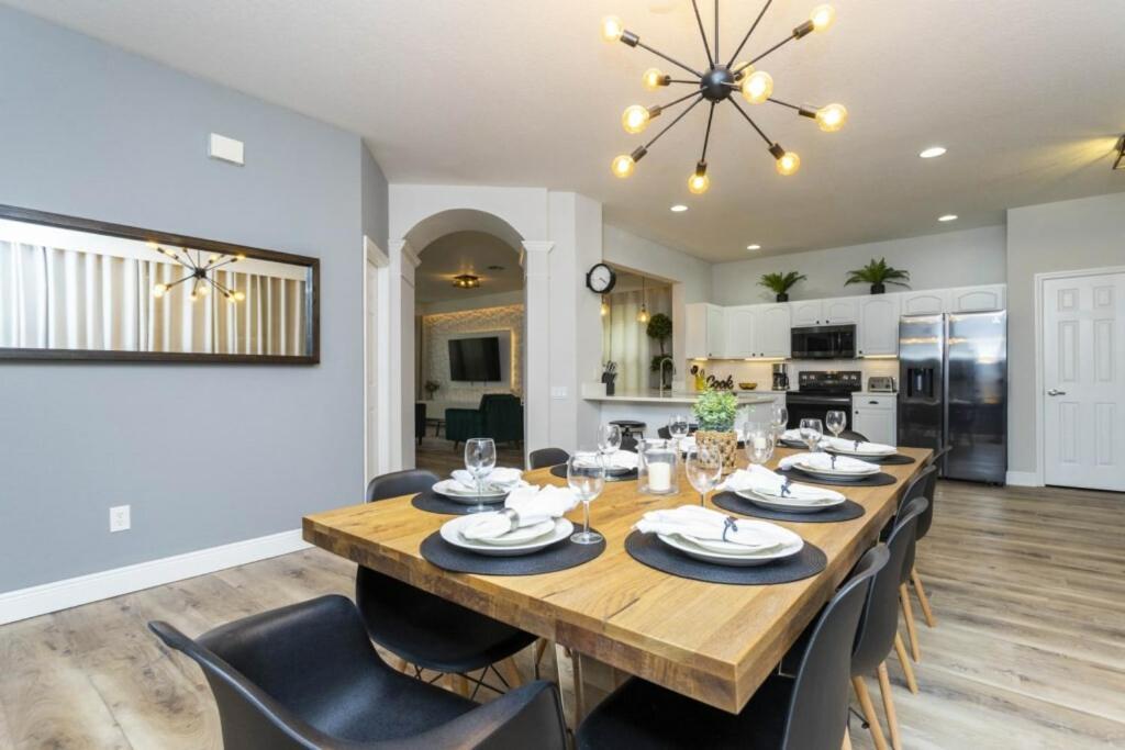 Hébergement de vacances 6 Bedrooms Pool And Game - 2 Miles To 7817